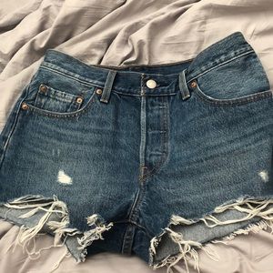 Mid rise Levi shorts